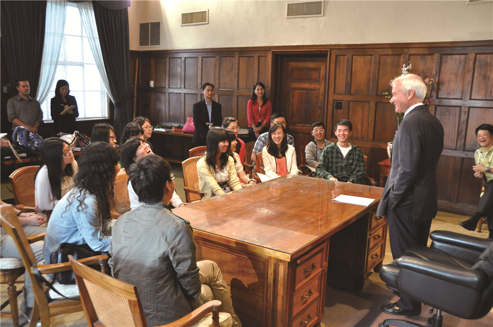 2013年1月 中山学生大使参加夏威夷国际学生论坛，受到檀香山市长柯克·考德威尔会见。.jpg